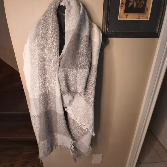 Oversized grey & white Scarf - Picture 12 of 13